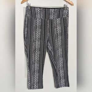 The Girls Women's (Medium) Geometric Monochrome Capris Athleisure Leggings
